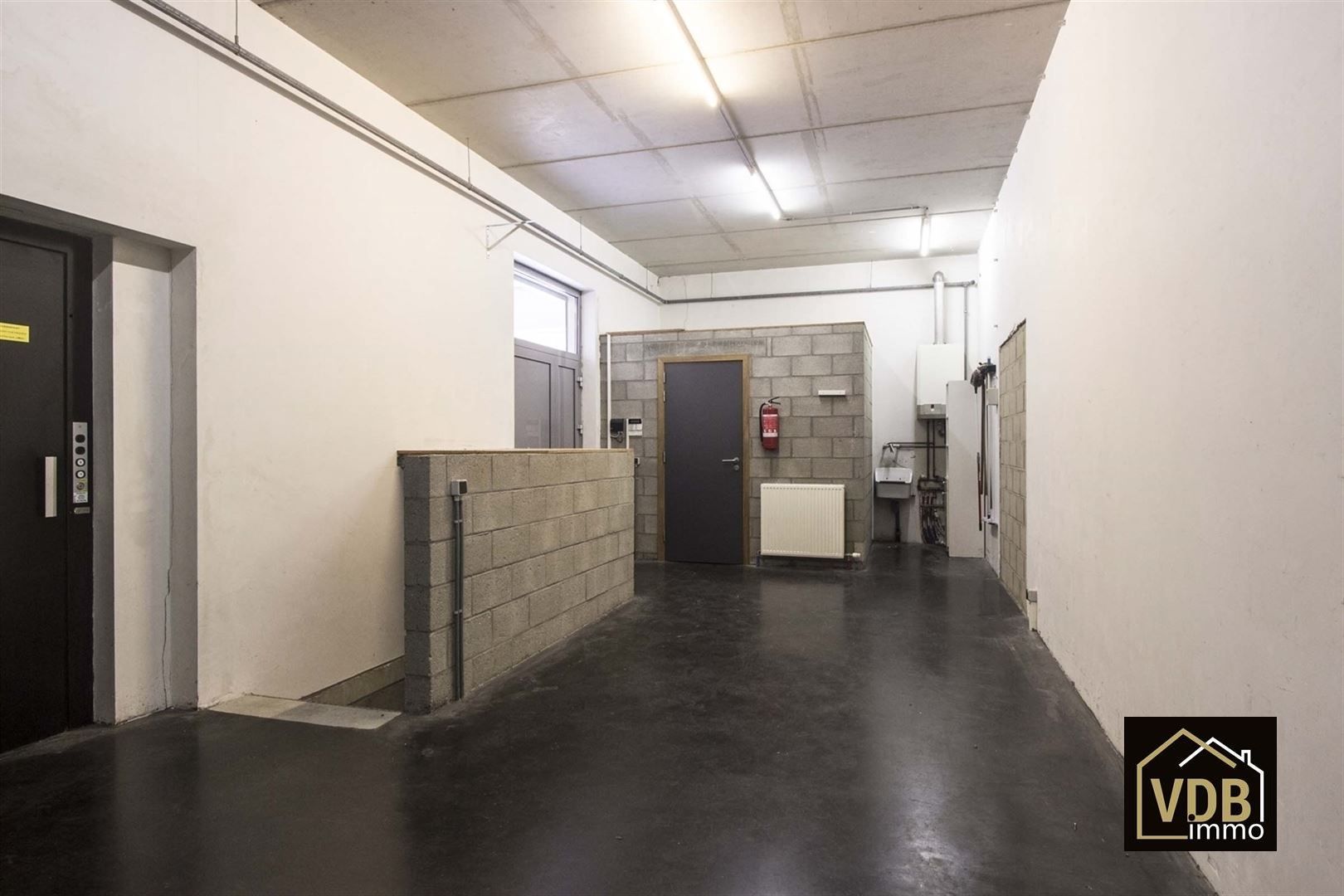 Commercieel gebouw op toplocatie geschikt voor vele doeleinden: kantoor, kleinhandel, groothandel... foto 20