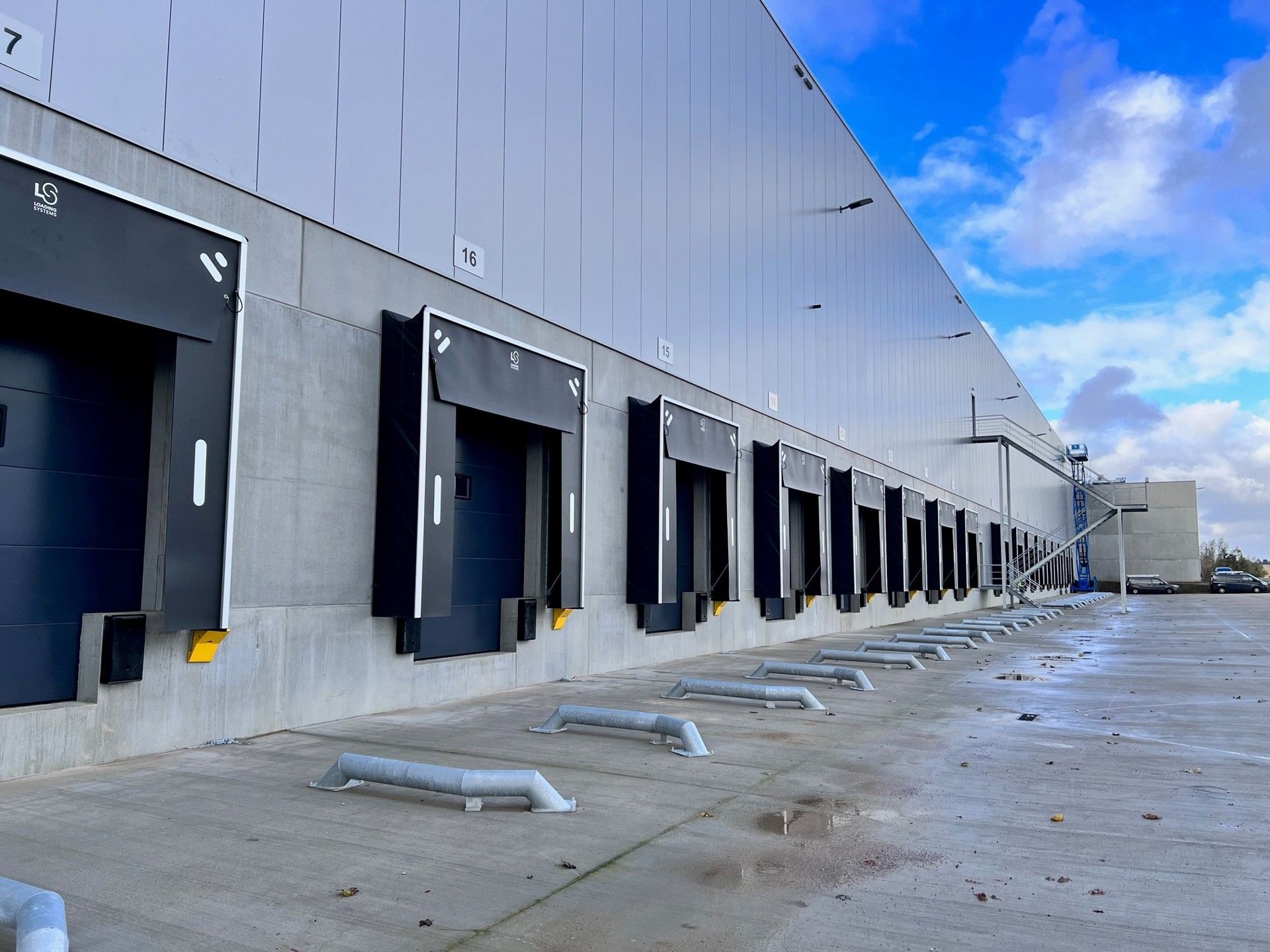 BTS  Magazijn 16.000m² met mezzanine 2.777m² en kantoor 525m² te huur foto 4