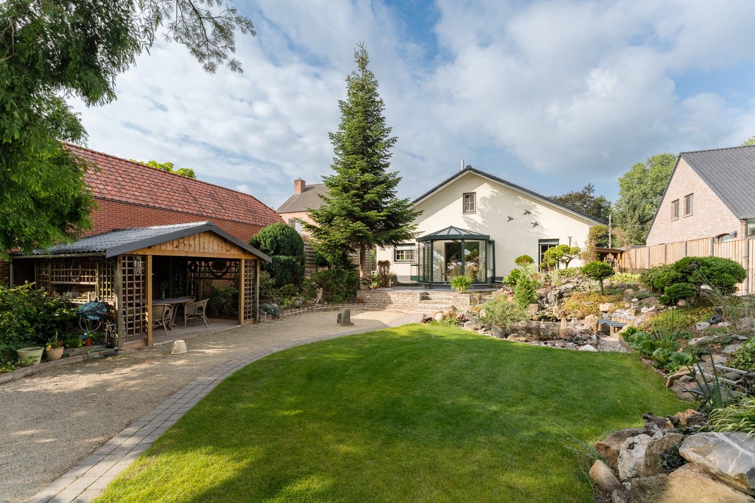 Instapklare gezinswoning met veranda en prachtige tuin foto 26