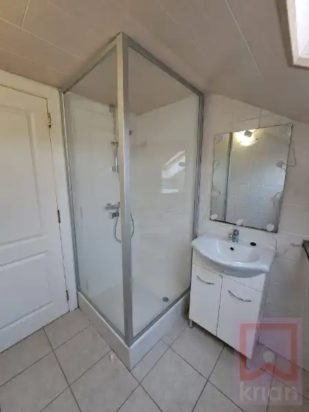 Ruim duplexapp met 3 slaapkamers, 2 auto staanplaatsen en tuin. foto 15
