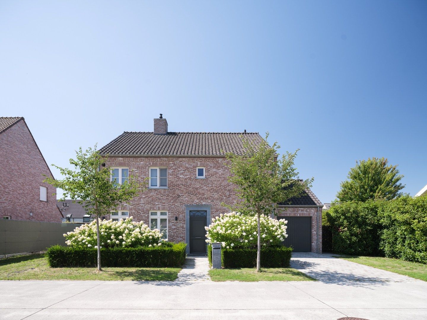Exclusief wonen in rust en comfort – instapklare villa met zwembad in doodlopende straat foto 2