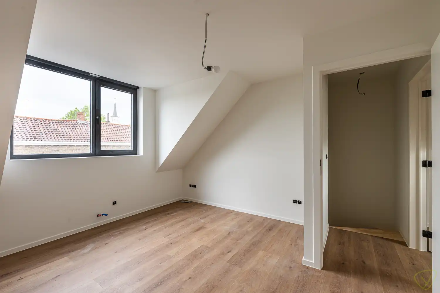 Moderne nieuwbouwwoning met tuin en zonnig terras in groene omgeving foto 12