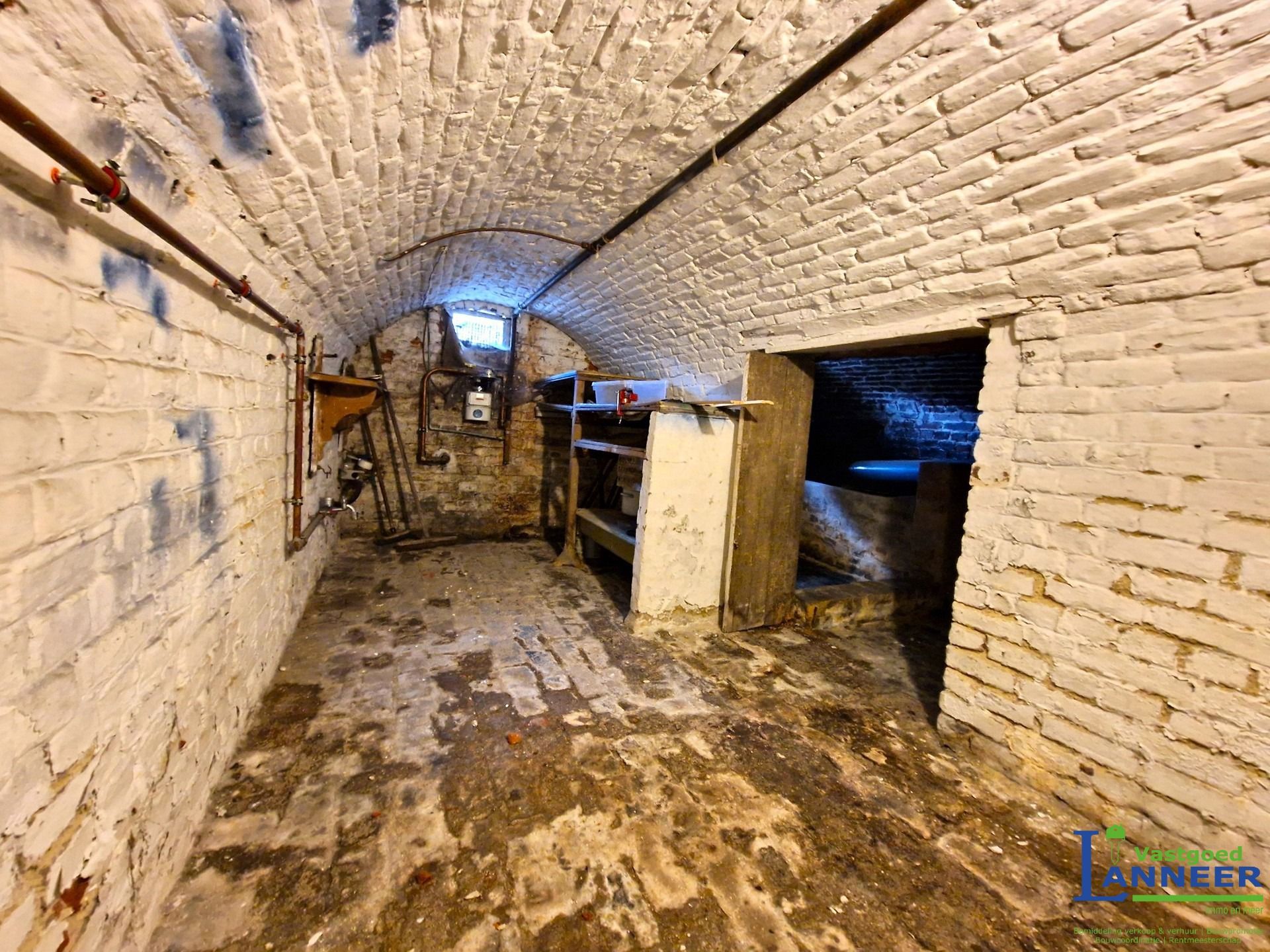 Op te frissen rijwoning met 2 slaapkamers en grote tuin foto 7