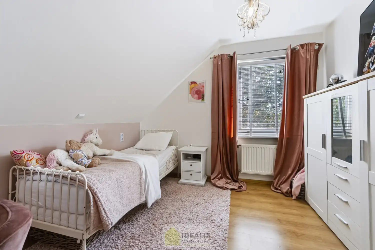 IDEALIS VASTGOED – EEN AANGENAME VRIJSTAANDE WONING MET EEN NIEUWE KEUKEN EN BADKAMER, EEN HEERLIJK RUIME WOONKAMER MET SPEKSTEENKACHEL, EEN EXTRA RUIME VERANDA (VOLLEDIG AF TE SLUITEN MET GLAZEN PUIEN), 3 SLAAPKAMERS, EEN EXTRA MULTIFUNCTIONELE RUIMTE (INGERICHT ALS KANTOOR MET APARTE INGANG) OP EEN RIANT PERCEEL VAN 14A 51CA, VOLLEDIG OMHEIND, VOORZIEN VAN VOLDOENDE PARKEERRUIMTE EN EEN PRACHTIGE CARPORT VOOR 2 WAGENS! foto 35