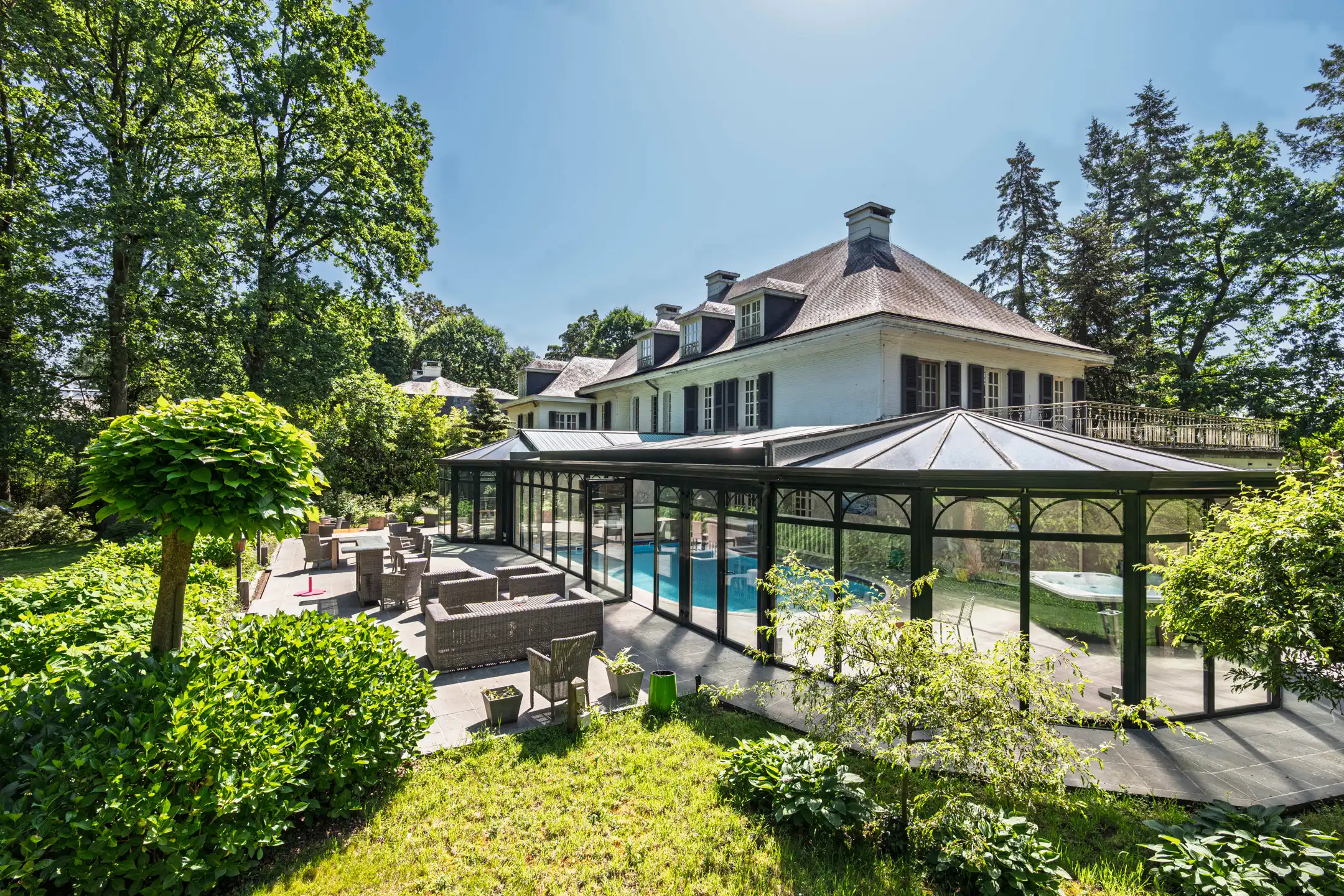 Villa met binnenzwembad en conciërgerie op riant perceel foto 27