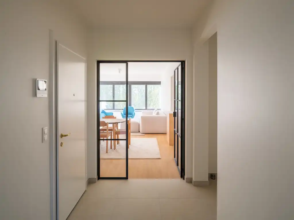 Smaakvol gerenoveerd 2-slaapkamer appartement met twee terrassen. foto 9