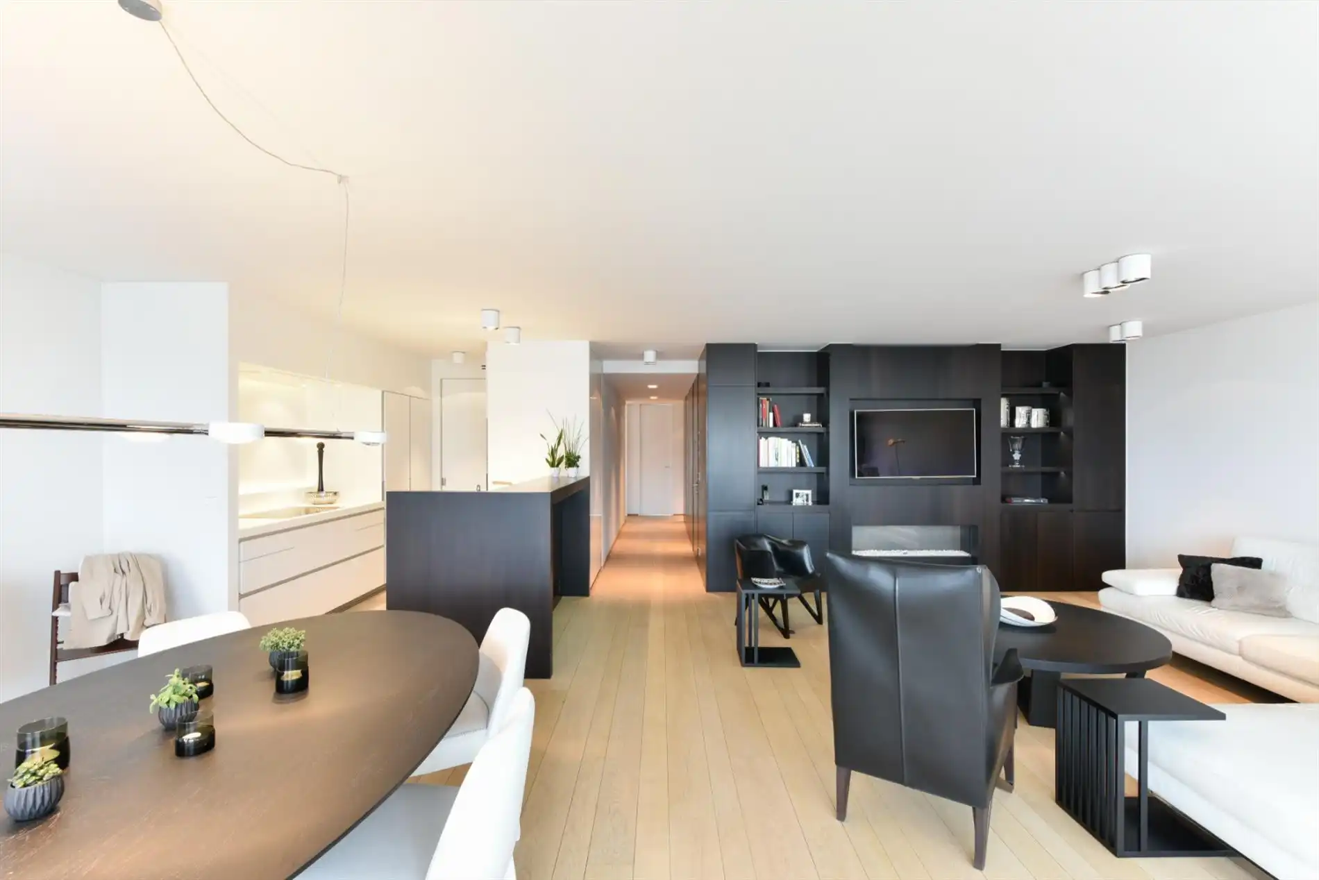 Exclusief appartement (ca. 160m²) met prachtig zeezicht, gelegen langs de zonnekant op het Albertplein met sublieme terrassen van ca 17m².  foto {{pictureIndex}}