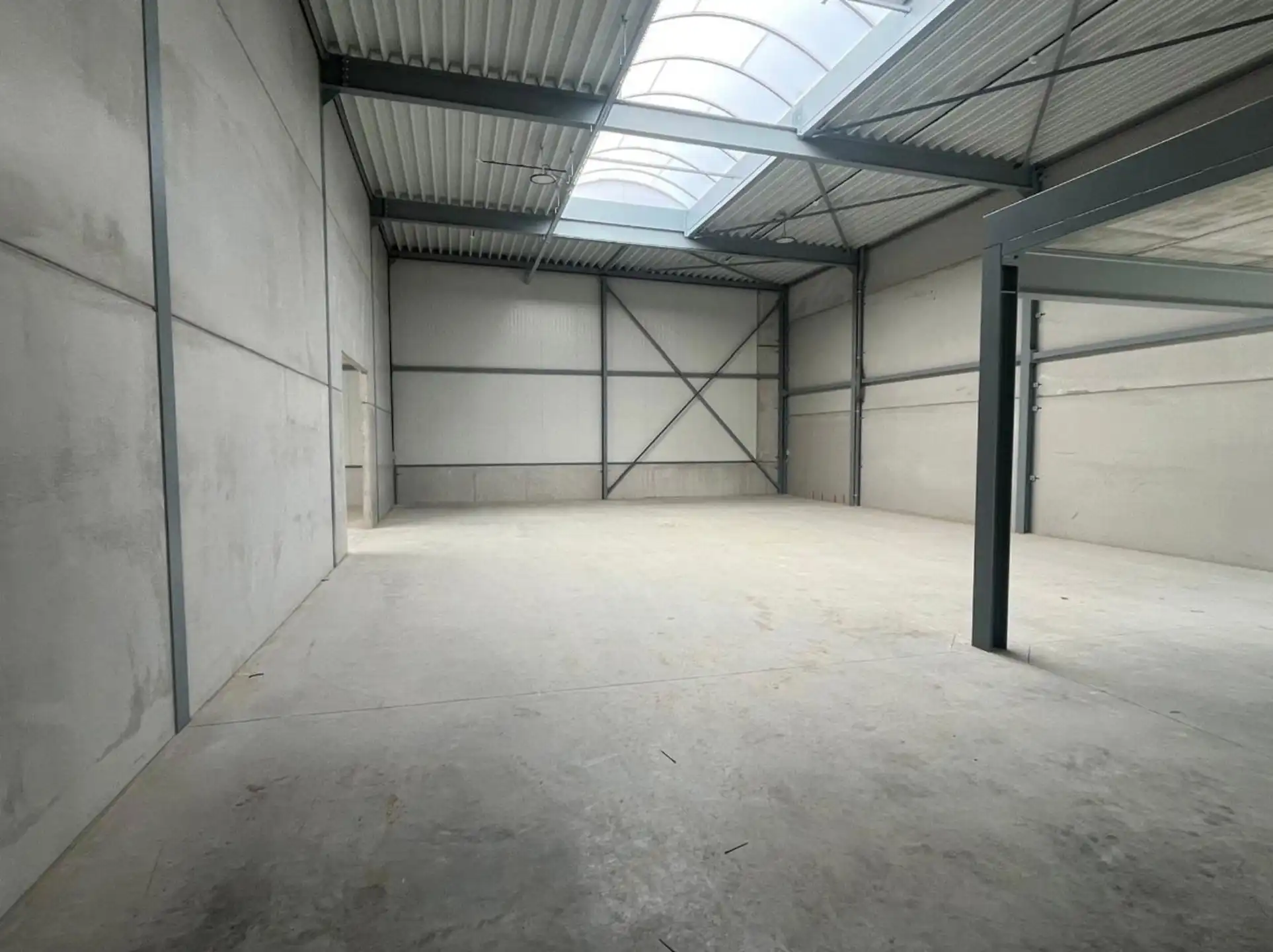 Ranst magazijn 230m² met mezzanine 30m² foto 2