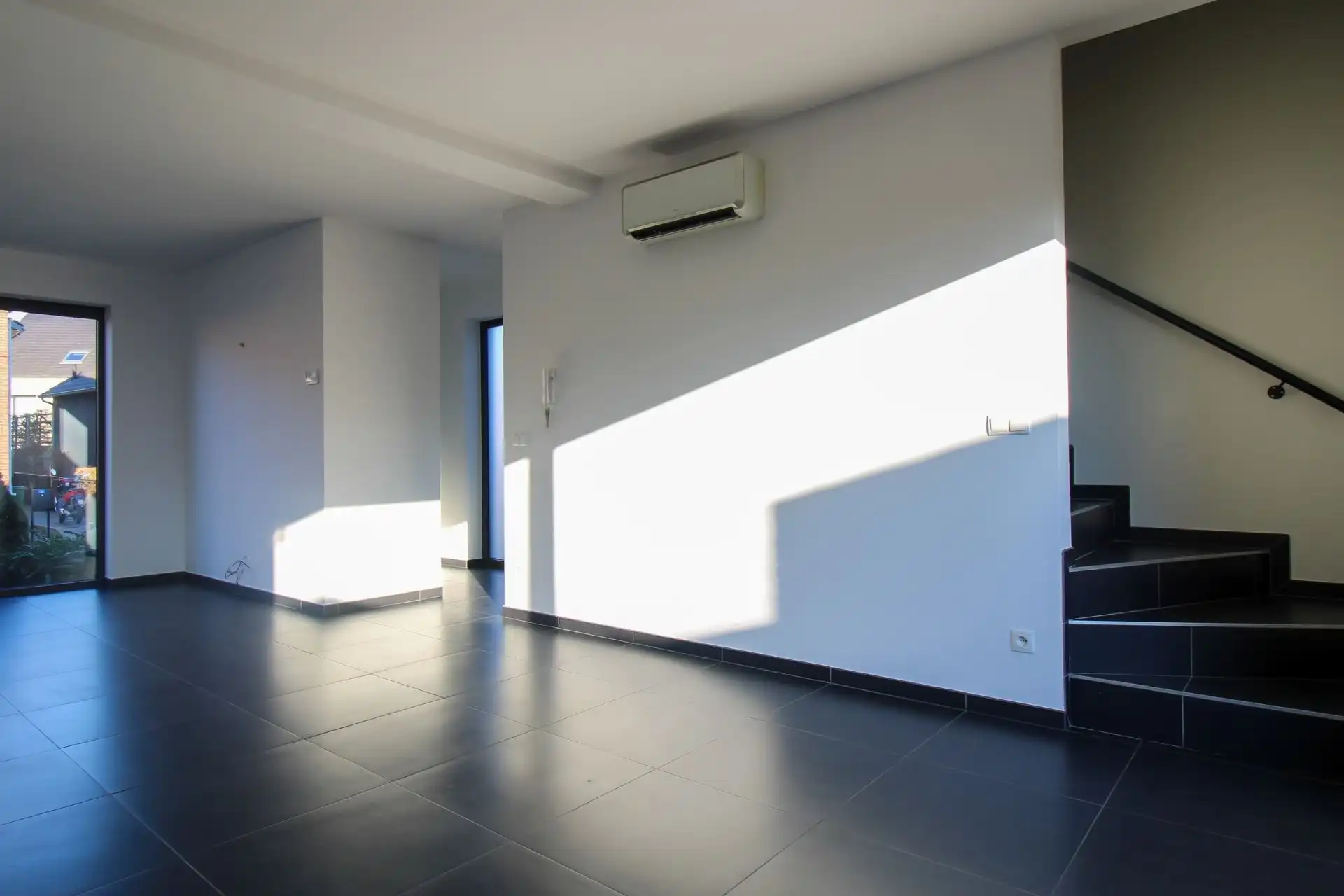 Instapklare gezinswoning met 3 slaapkamers, carport en onderhoudsvriendelijke tuin in het hart van Uikhoven! foto 10