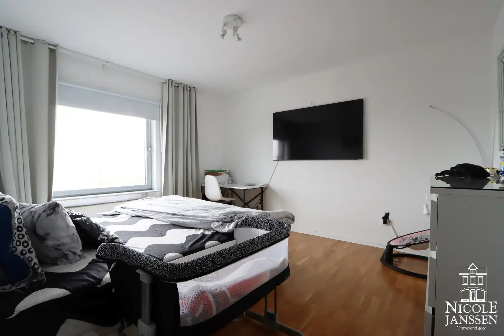 Ruim appartement met vier slaapkamers, garagebox en terras foto 7