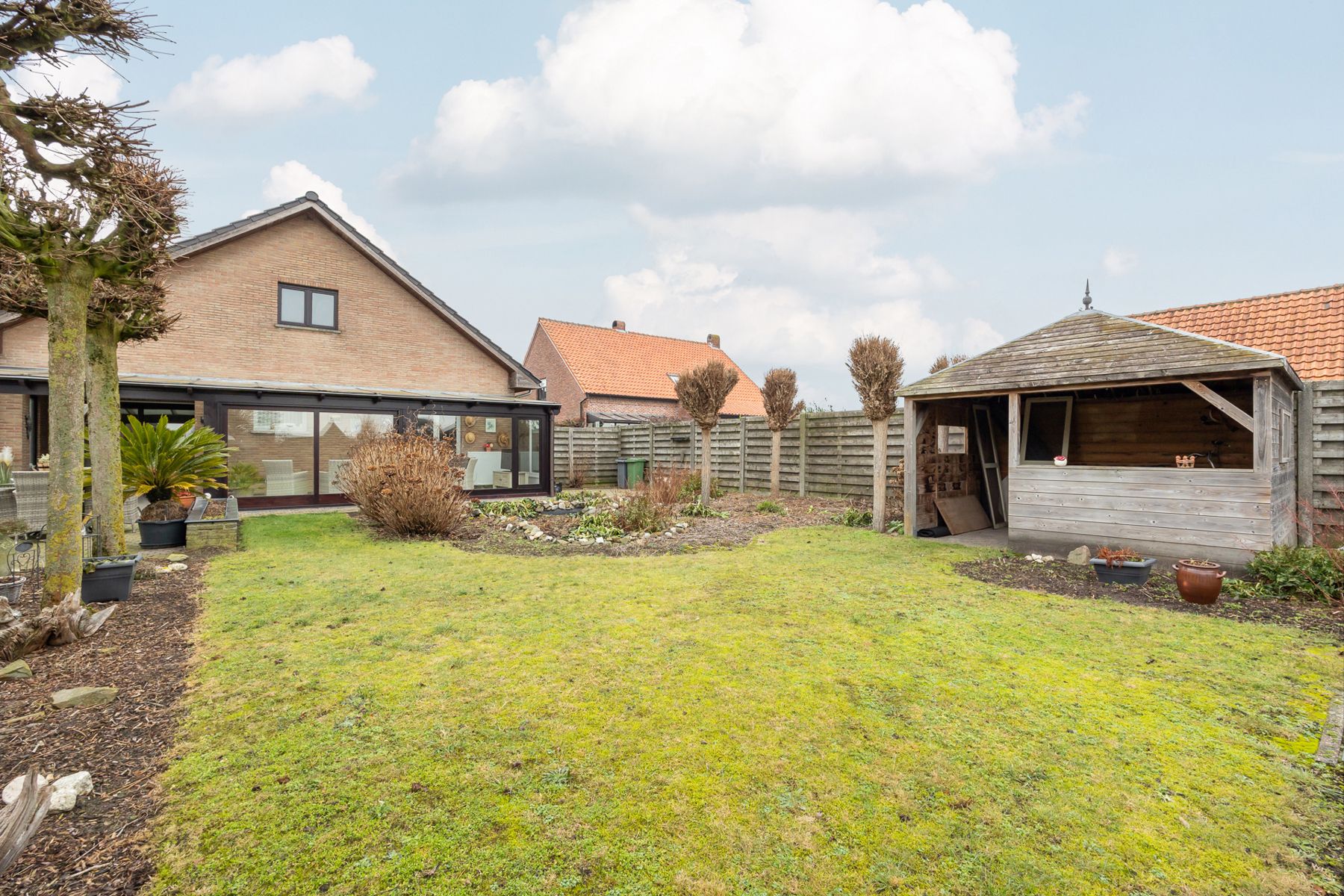 Gedeeltelijk gerenoveerde laagbouwwoning op perceel van ca. 1.516m². foto 17