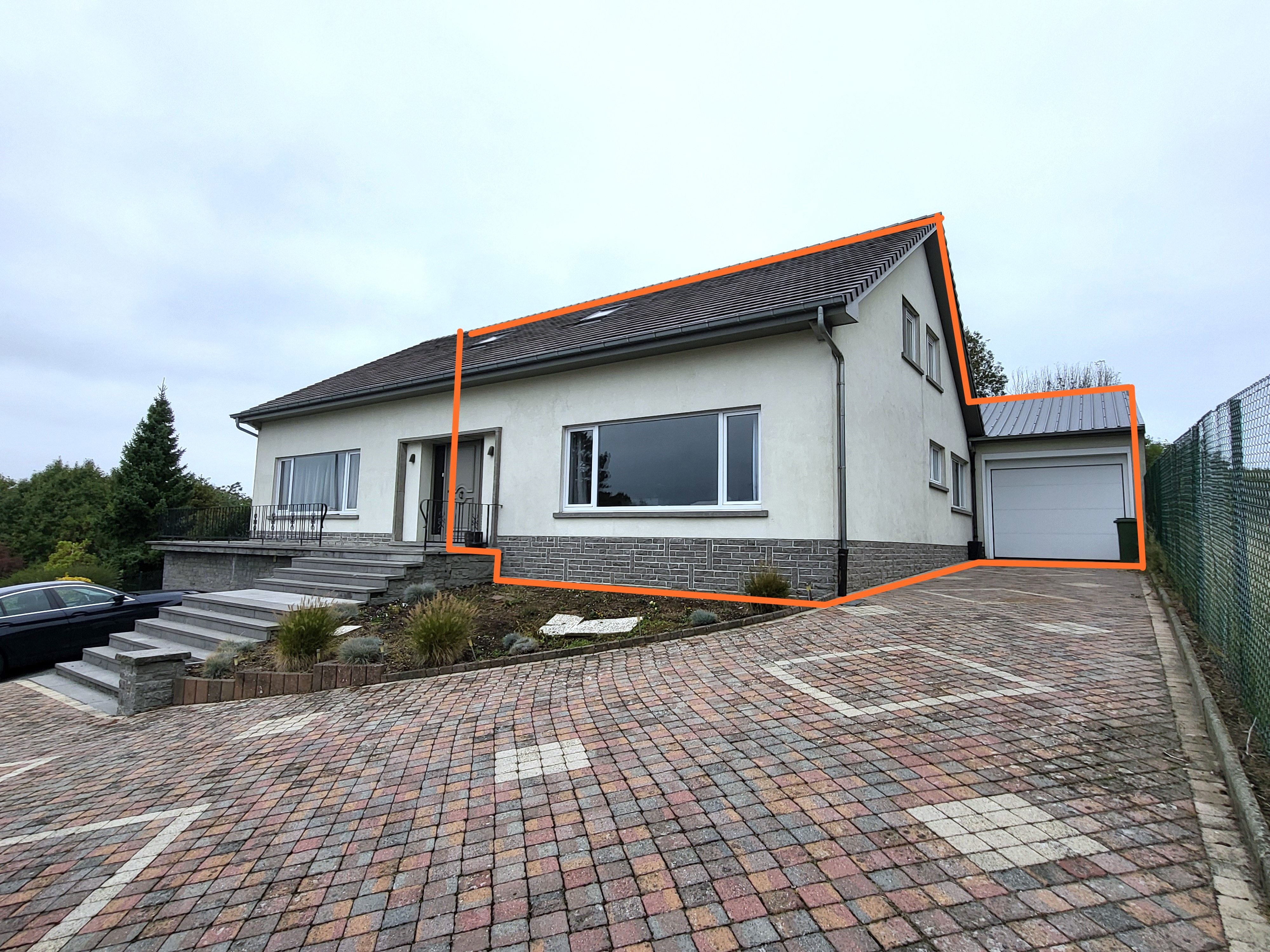 Prachtige koppelwoning met zonnige oprit/ terras, garage en 2 autostaanplaatsen.  foto {{pictureIndex}}