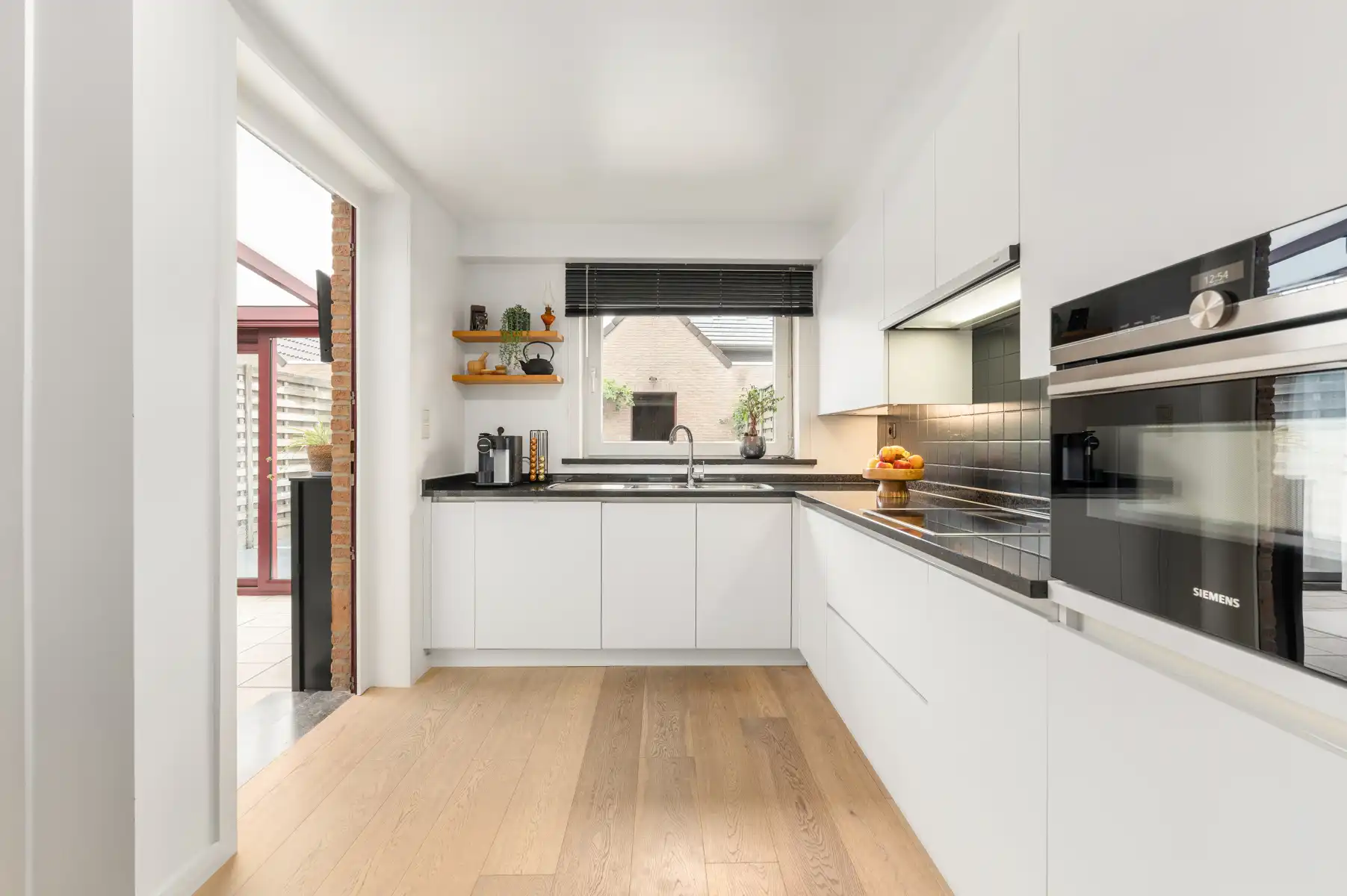 Instapklare, stijlvol gerenoveerde woning met 3 slaapkamers en dubbele garage in hartje Meulebeke foto 6