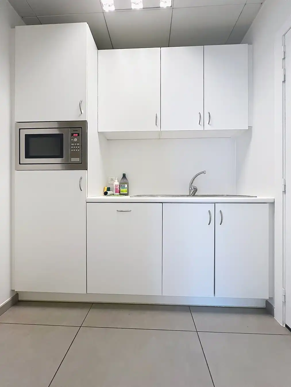 Volledig instapklare LICHTRIJKE commerciële ruimte ± 185m²  (kantoor, diensten, vrije beroepen,...) in het CENTRUM! foto 14