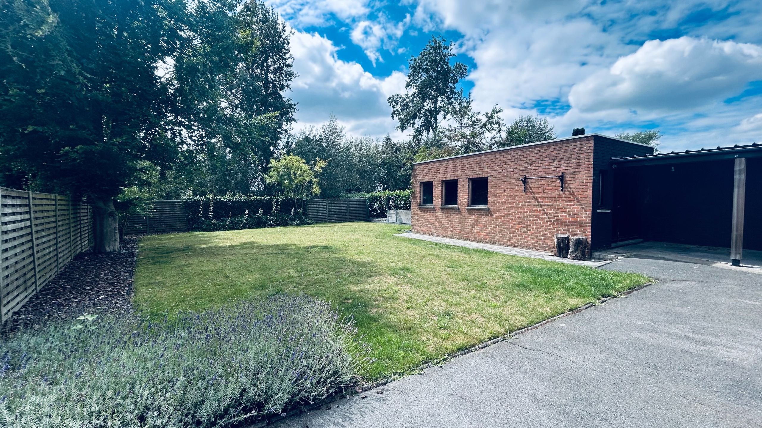Centraal gelegen halfopen bebouwing met: oprit, tuin en garage foto 11