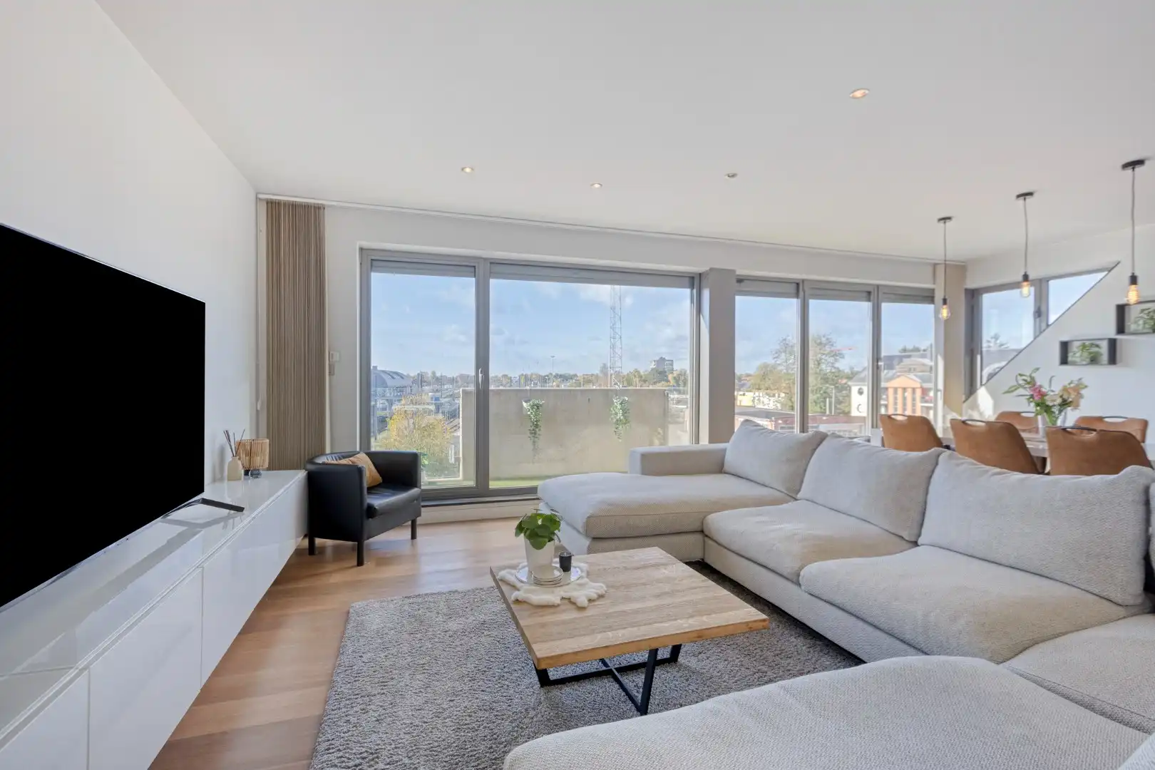 Ruim ingedeeld appartement met zonterrassen in het centrum. foto 3