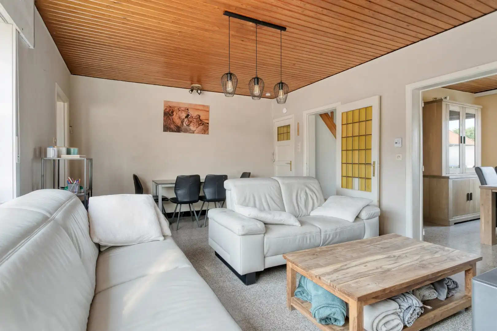 Te renoveren gezinswoning met garage foto 9