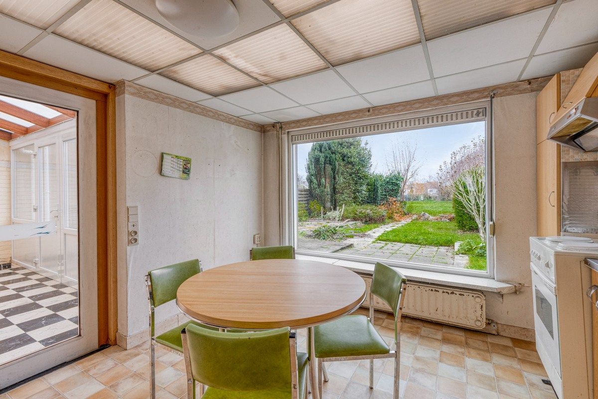 Te renoveren woning met 4 slaapkamers en garage! foto 6