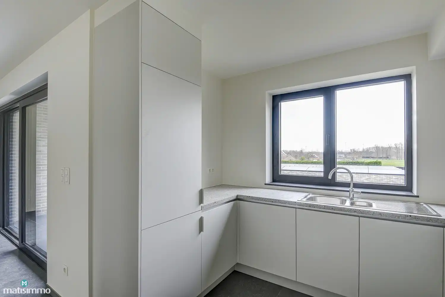 RUIM NIEUWBOUW APPARTEMENT MET 2 SLAAPKAMERS, OVERDEKT TERRAS, GARAGE, AUTOSTAANPLAATS EN KELDERBERGING TE BEVERST foto 10