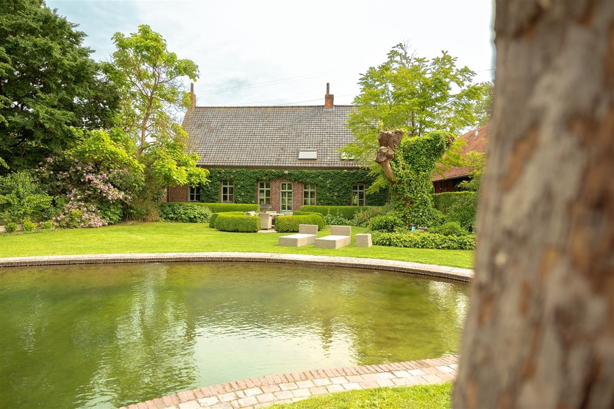 Charmante hoeve met loods en idyllische tuin te koop in Zwevegem foto 28