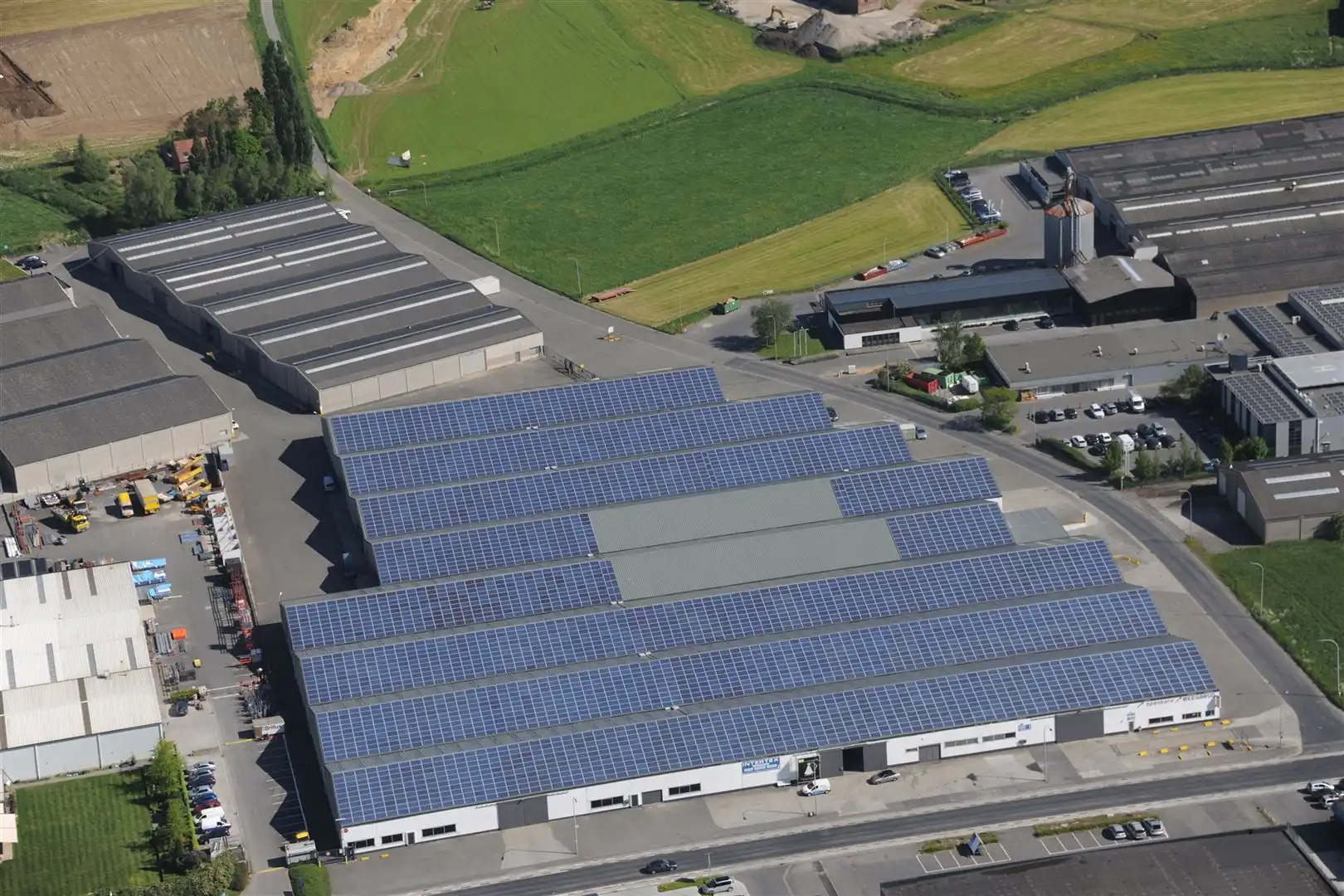 Deelruimtes in loods te Kuurne foto {{pictureIndex}}