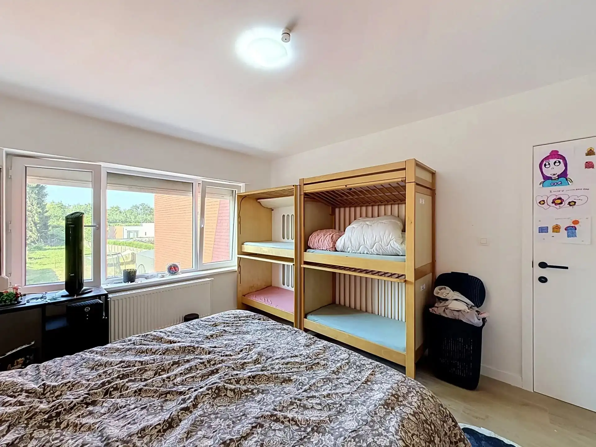 Volledig gerenoveerde woning met 4 slaapkamers op een groot perceel. foto 18