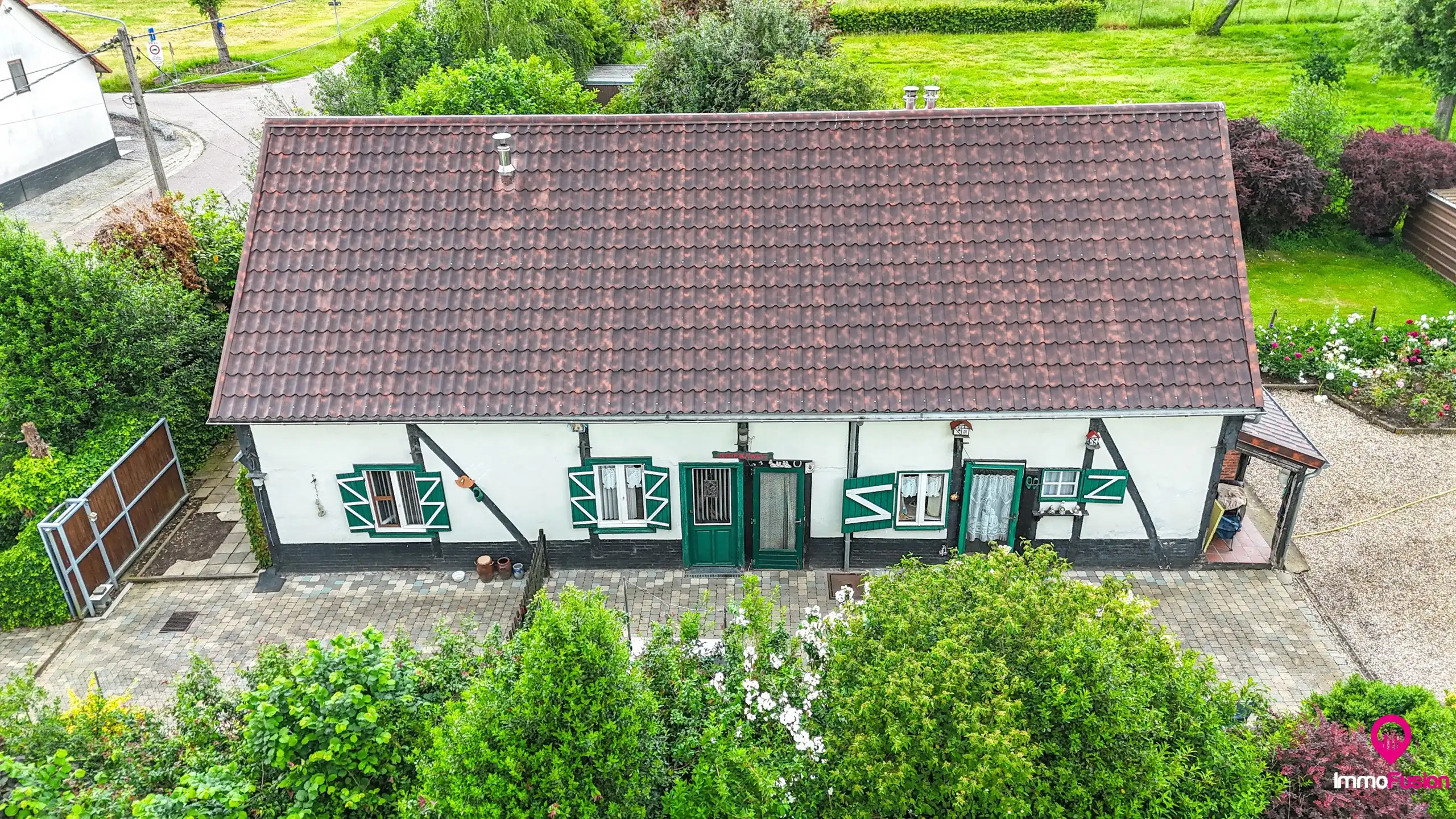 Charmante woning met 2 slpks op prachtig perceel van 68 are! foto 2