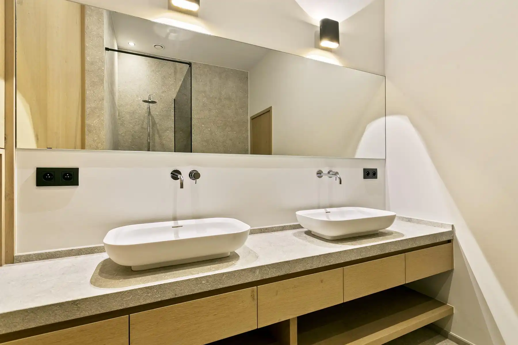 ANTWERPEN-ZUID - Luxueuze penthouse met riant terras en royale parkingfaciliteit foto 11