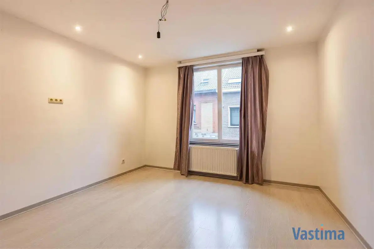 Deels gerenoveerde rijwoning met tuin nabij centrum Lebbeke foto 8