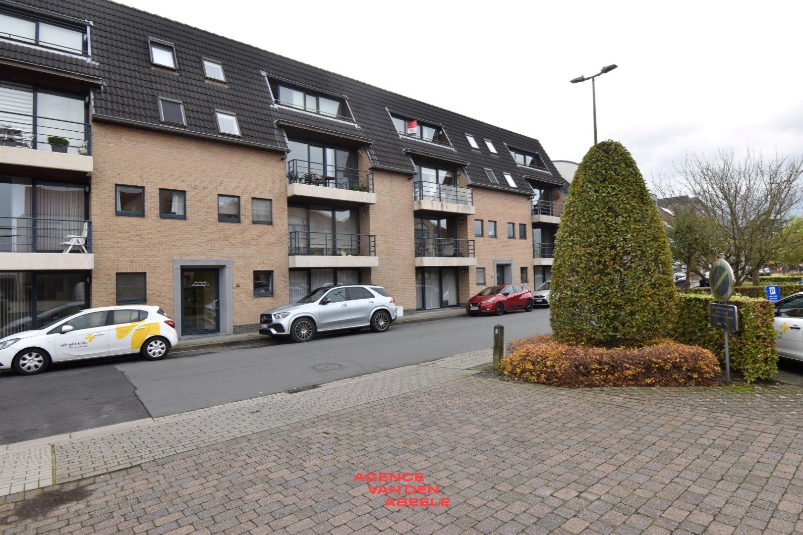 Zeer lichtrijk appartement met 2 slaapkamers en terras  foto {{pictureIndex}}