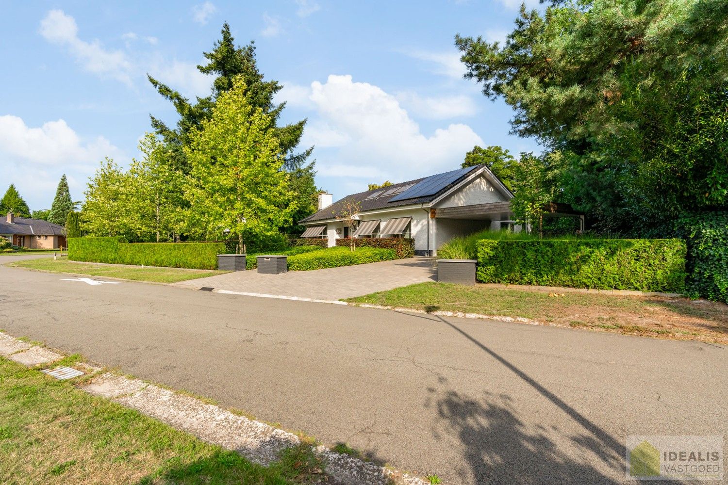 PRACHTIGE VILLA MET SCHITTERENDE ROYALE LEEFRUIMTES, UITGERUSTE KEUKEN, 2 BADKAMERS, 3 SLAAPKAMERS, CARPORT VOOR 2 WAGENS EN KNAP AANGELEGDE TUIN. DEZE KNAPPE VILLA OP EEN RESIDENTIELE LOCATIE BESCHIKT OP DE GELIJKVLOERSE VERDIEPING OVER EEN ROYALE INKOMHAL, RUIME LEEFRUIMTE MET AANSLUITEND EETKAMER EN PRAKTISCH UITGERUSTE LEEFKEUKEN MET EEN BIJKEUKEN/WASPLAATS MET TOEGANG TOT TERRAS, BADKAMER EN 2 SLAAPKAMERS; OP DE VERDIEPING BESCHIKT DE WONING OVER EEN PRACHTIGE MASTERBEDROOM MET AANSLUITEND EEN LUXUEUZE BADKAMER. EEN ‘MUST SEE’ VOOR KOPERS OP ZOEK IN HET MOOIE SEGMENT! foto 2