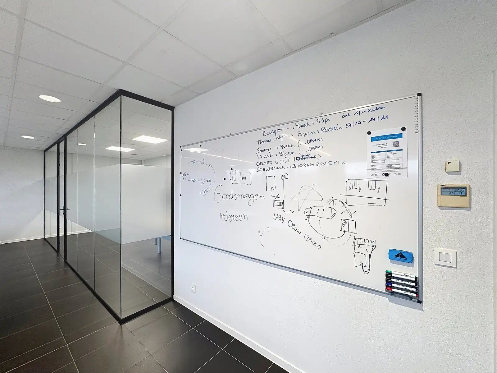 Instapklare & betaalbare KANTOORRUIMTEN (300m²) te huur met 8 aangelegde, private parkings voor de deur. Ideale uitvalsbasis (E40/E403 en A11)! foto 7