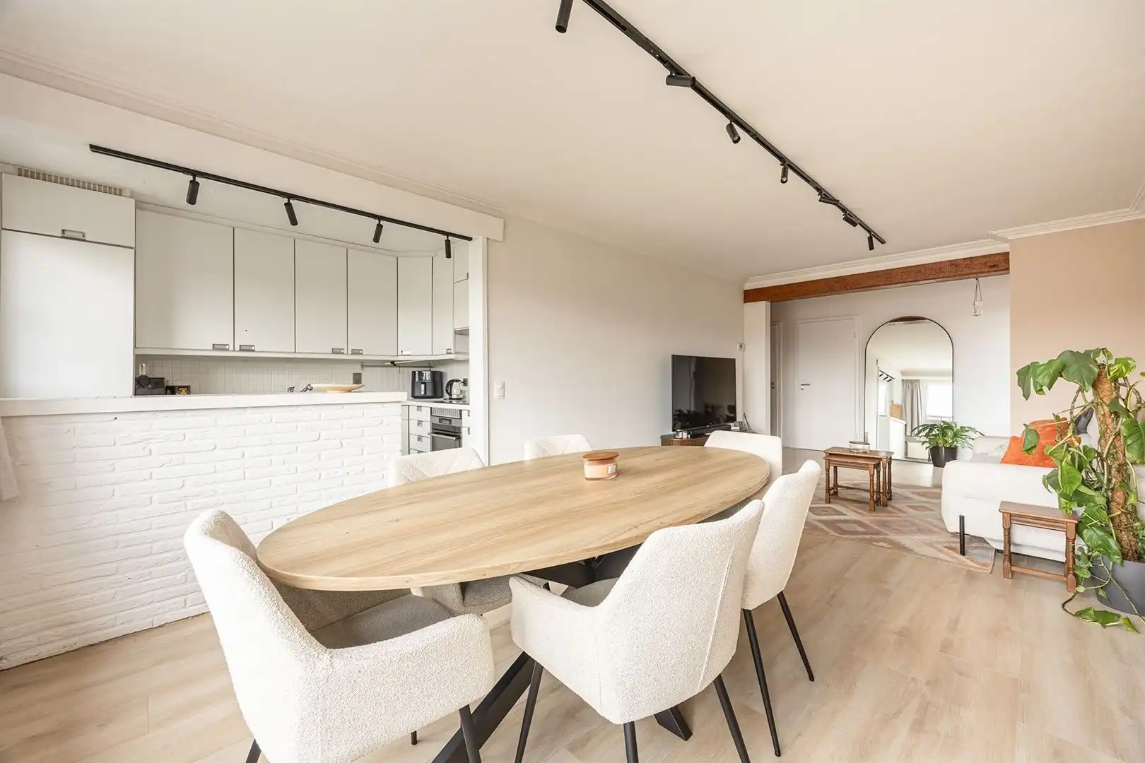 Hedendaags 2-slaapkamerappartement met tuin, garage en praktijkruimte  foto 6