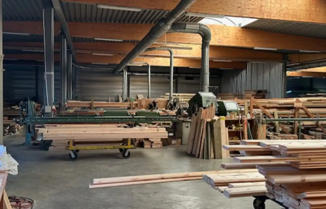 Uitzonderlijke industriële site van 2.721 m² met appartement en studio op terrein van 1,45 ha in Manage foto 6