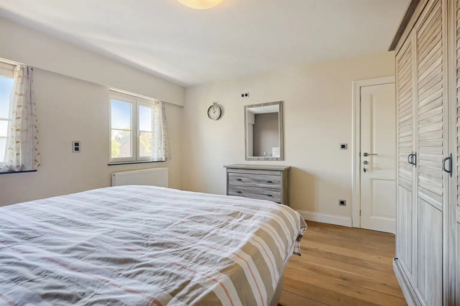 Prachtige vrijstaande villa met 5 (+3) slaapkamers, garage en omheinde tuin, ideaal gelegen op een boogscheut van het centrum van Maaseik.  foto 16