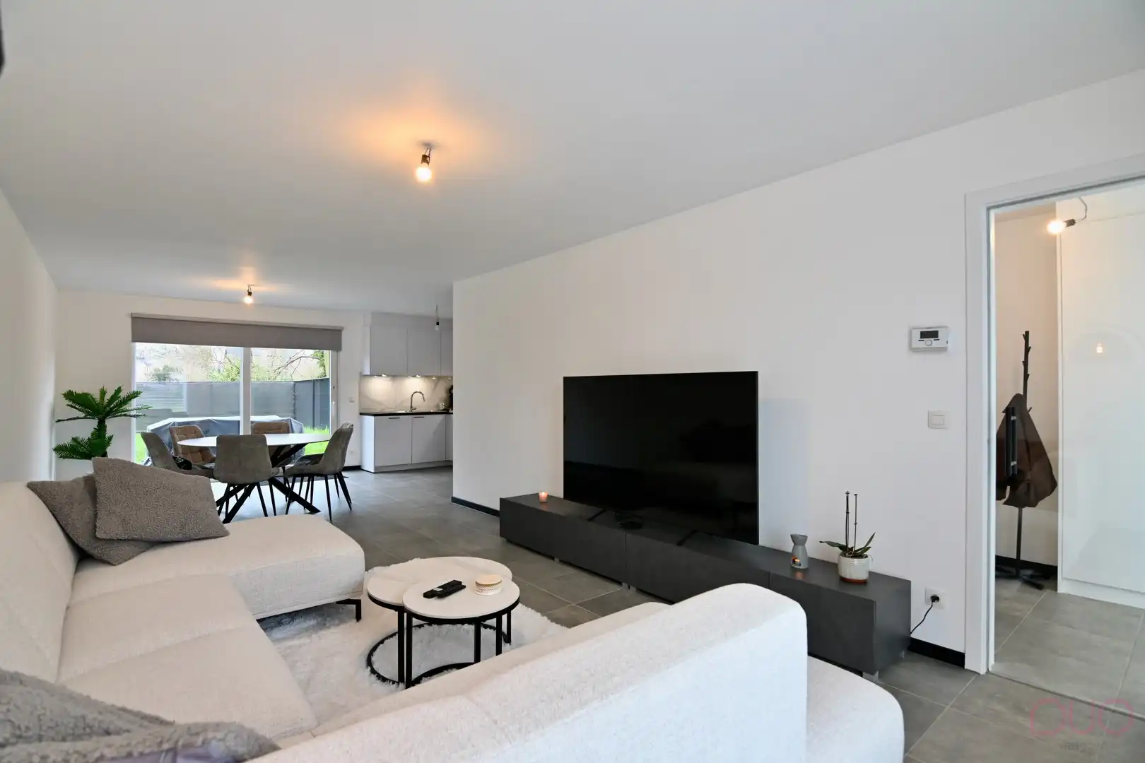 Moderne halfopen gezinswoning. foto 2