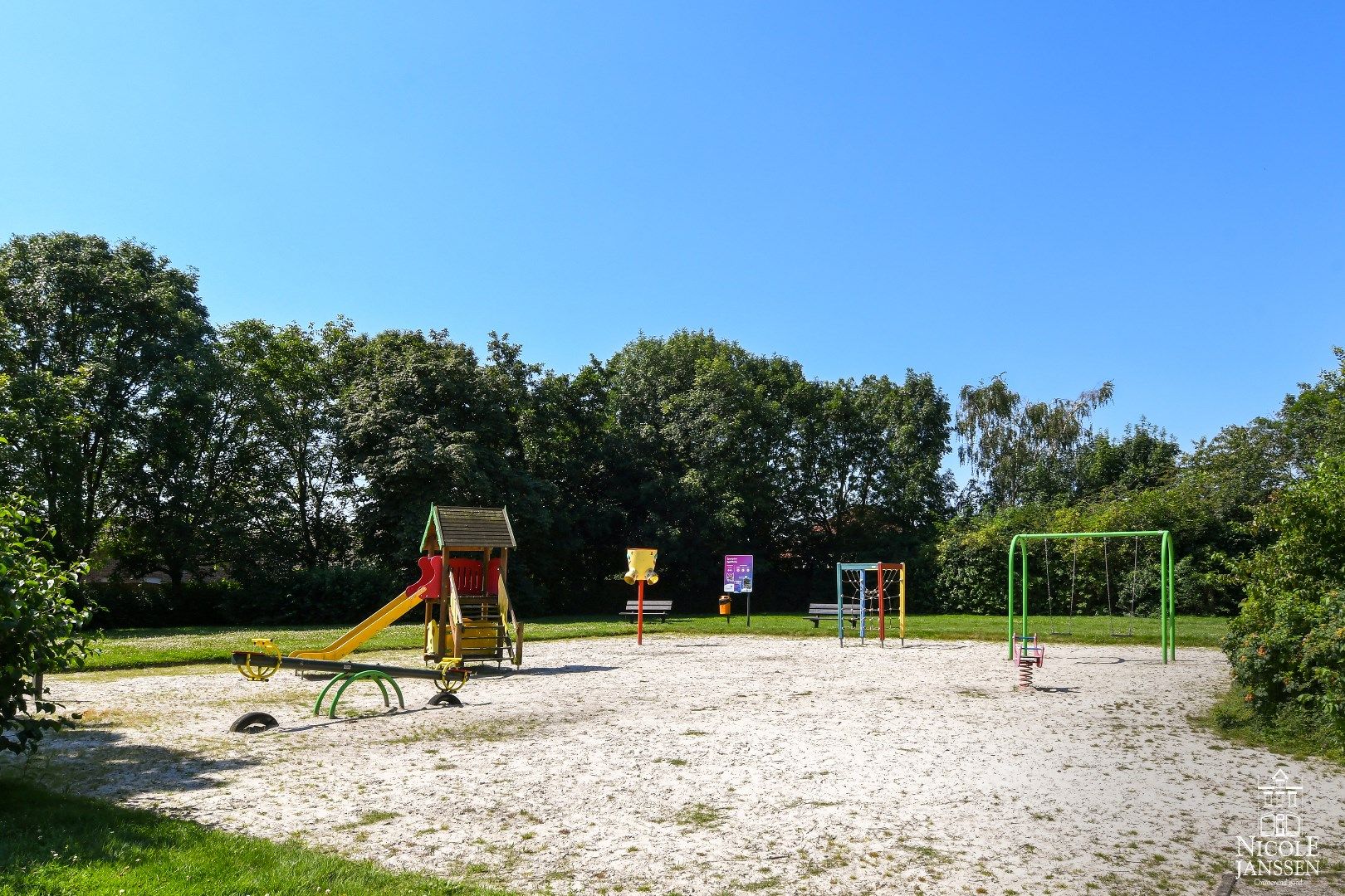 Instapklare gezinswoning met drie slaapkamers en verzorgde tuin! foto 28