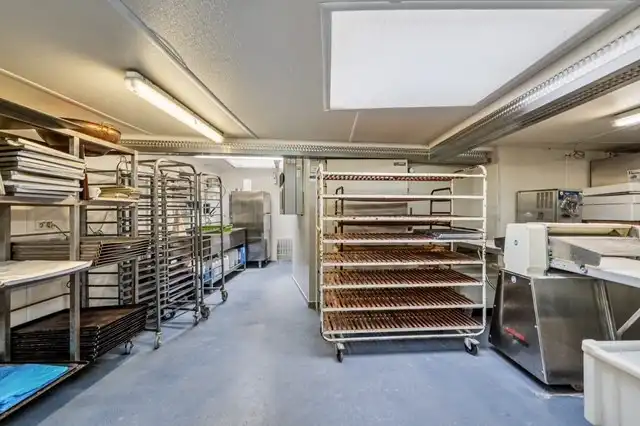 VEELZIJDIG HANDELSPAND MET WOONST EN INGERICHTE BAKKERIJ! foto 15