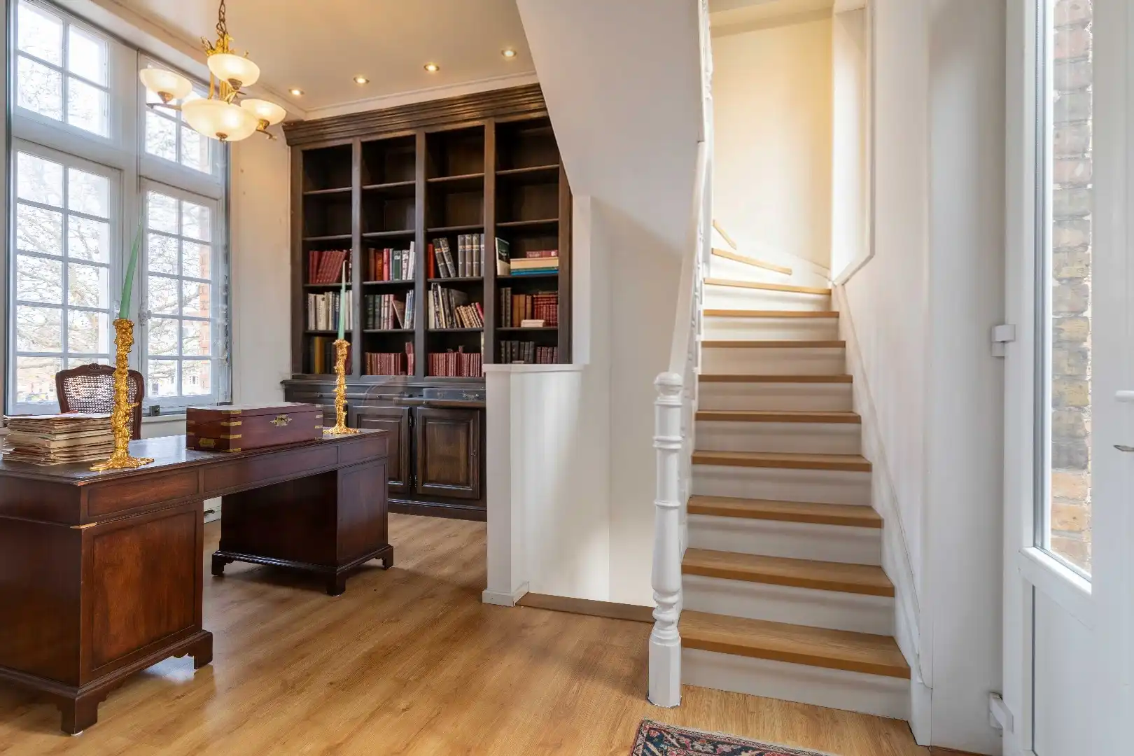 Iconisch neo-gotisch pand met uniek zicht op de Ezelpoort en het Stil Ende foto 10