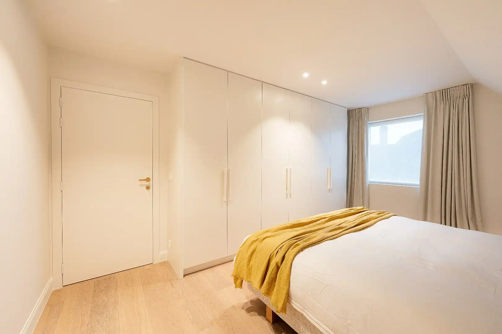 Ruime en elegante alleenstaande villa met luxe afwerking en zonnige tuin foto 26