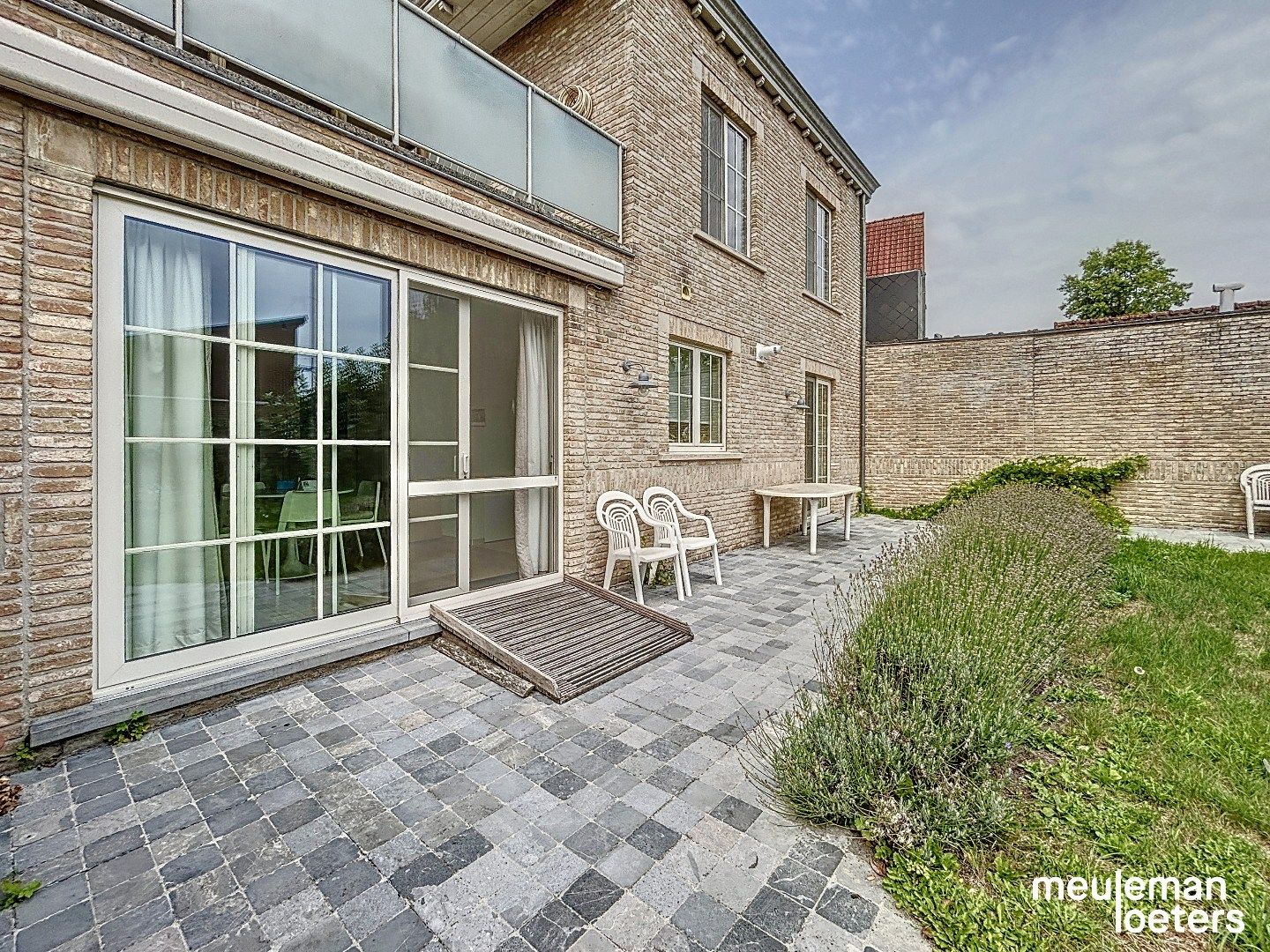 Lichtrijk energiezuinig appartement met tuin foto 12