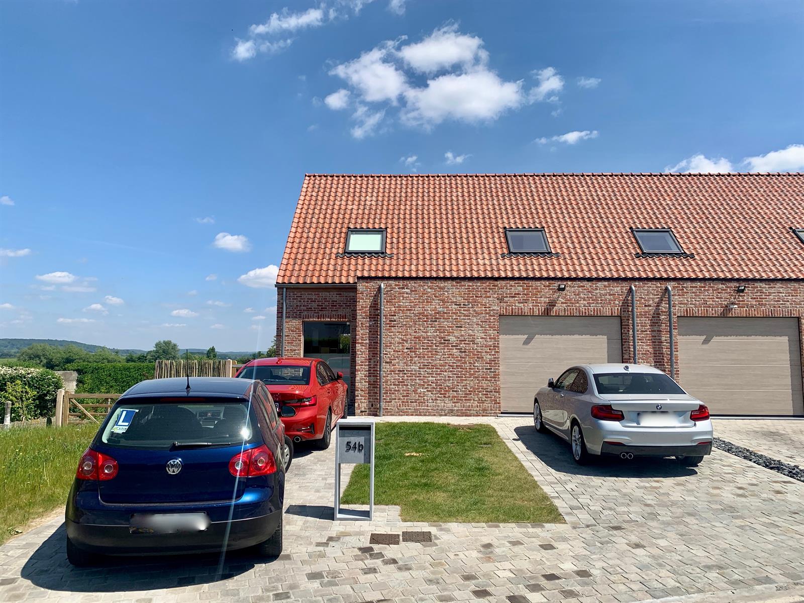 Prachtige nieuwbouwwoning met oprit, garage en tuin foto {{pictureIndex}}