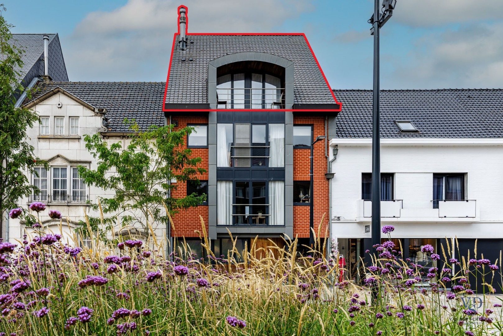 Ruim en stijlvol duplex appartement met twee terrassen foto {{pictureIndex}}