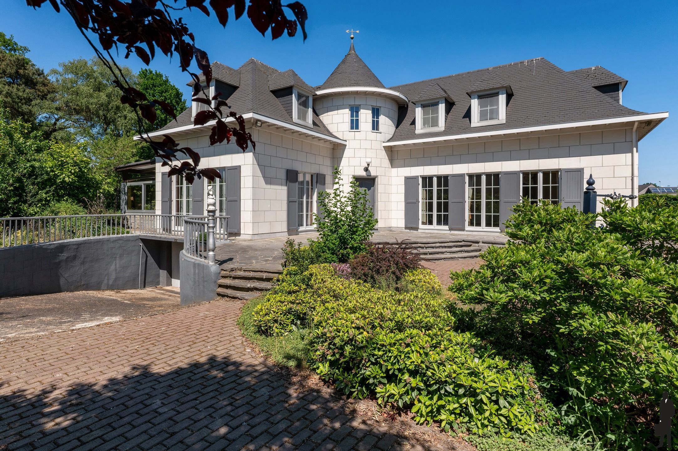 Hoofdfoto van de publicatie: Uitzonderlijk gelegen villa nabij groen op grond van 2.785m²