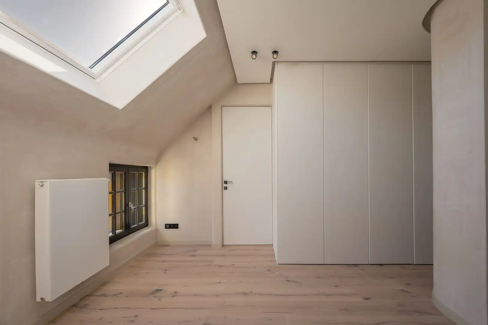 Volledig gerenoveerde stadswoning met dubbele gevelbreedte, tuin en garage foto 18
