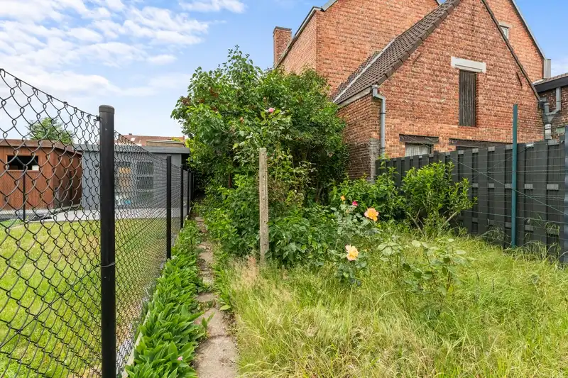 Roeselare-stadsrand.  Te renoveren ruime stevige rijwoning met 3-4 slaapkamers op een mooi perceel van 263m2.  Ideaal voor doe-het-zelver en renoveerder/investeerder. foto 7