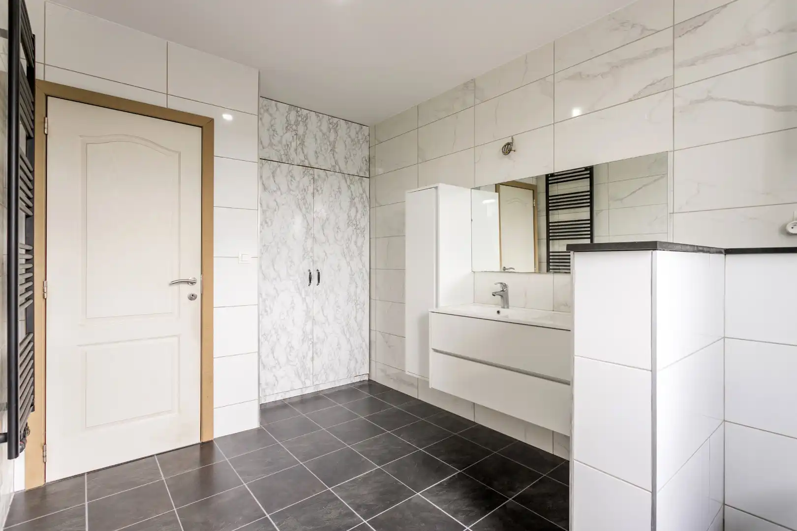 Gerenoveerde woning met 4 slaapkamers en opslagplaats foto 15