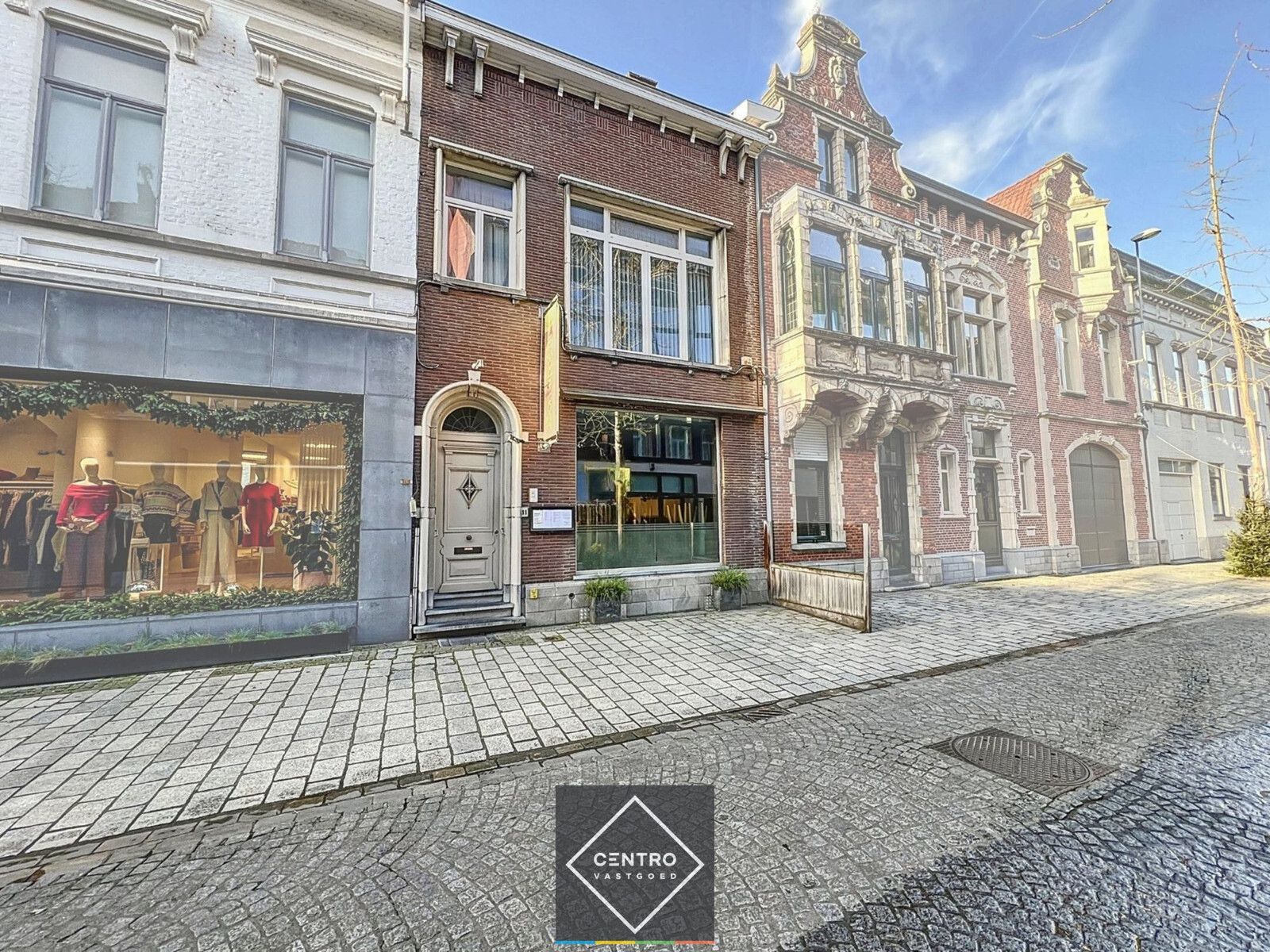 Hoofdfoto van de publicatie: Charmante herenwoning met véél mogelijkheden in de mooie Vlamingstraat, hartje Roeselare!