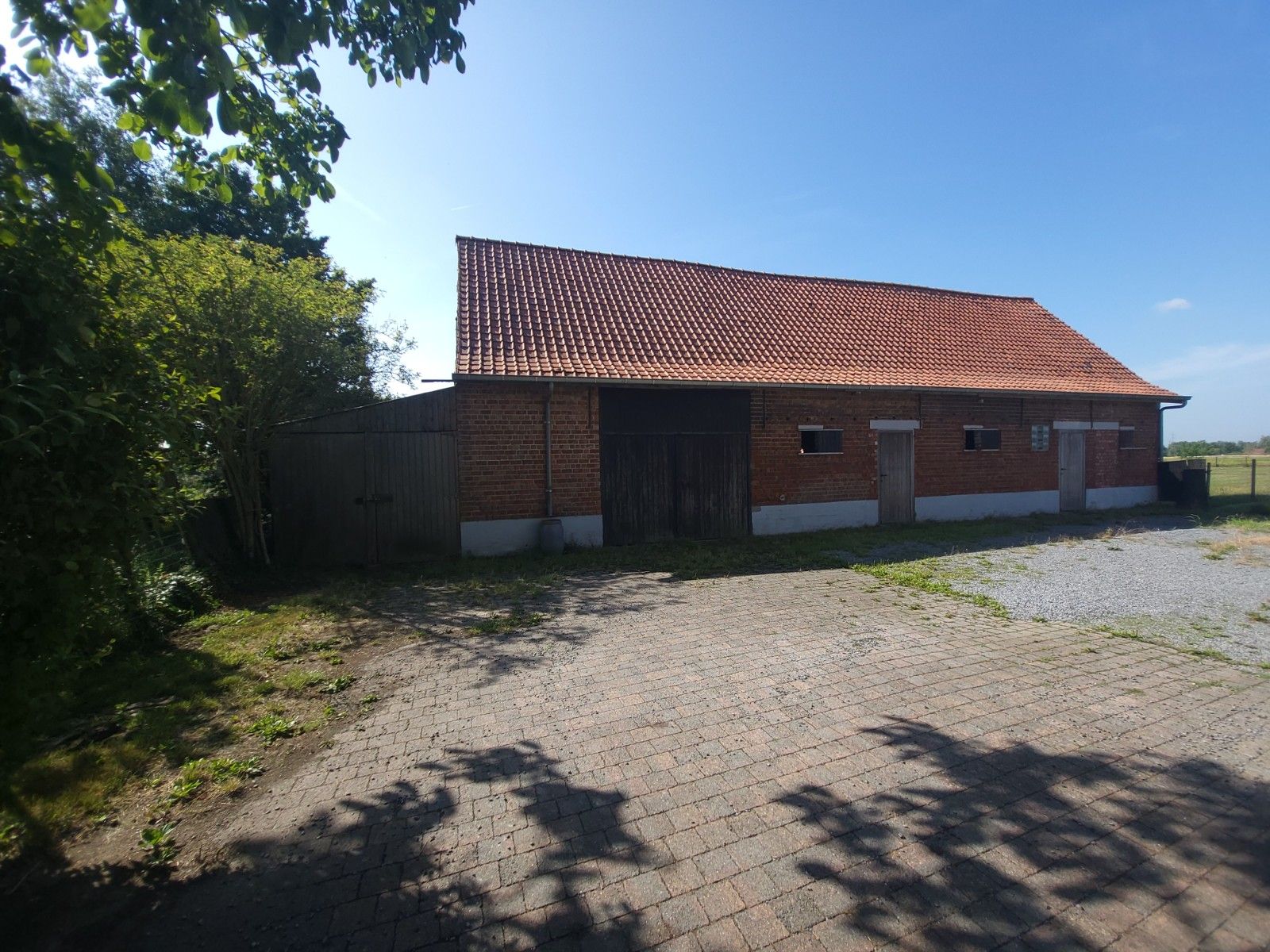 Alleenstaande woning met grote weide en stalling foto 27