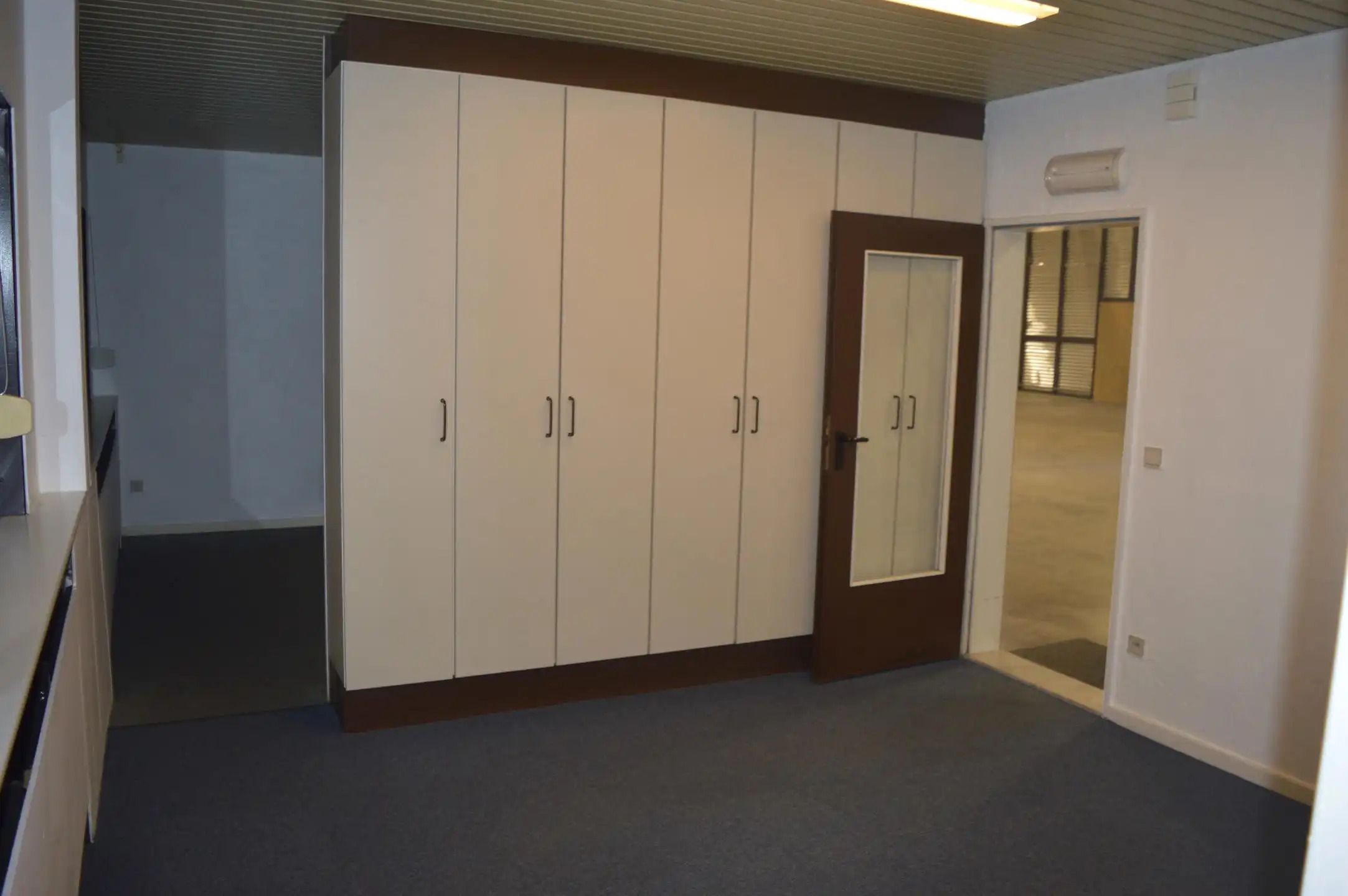 Aartselaar: Magazijn met kantoor te huur foto 7